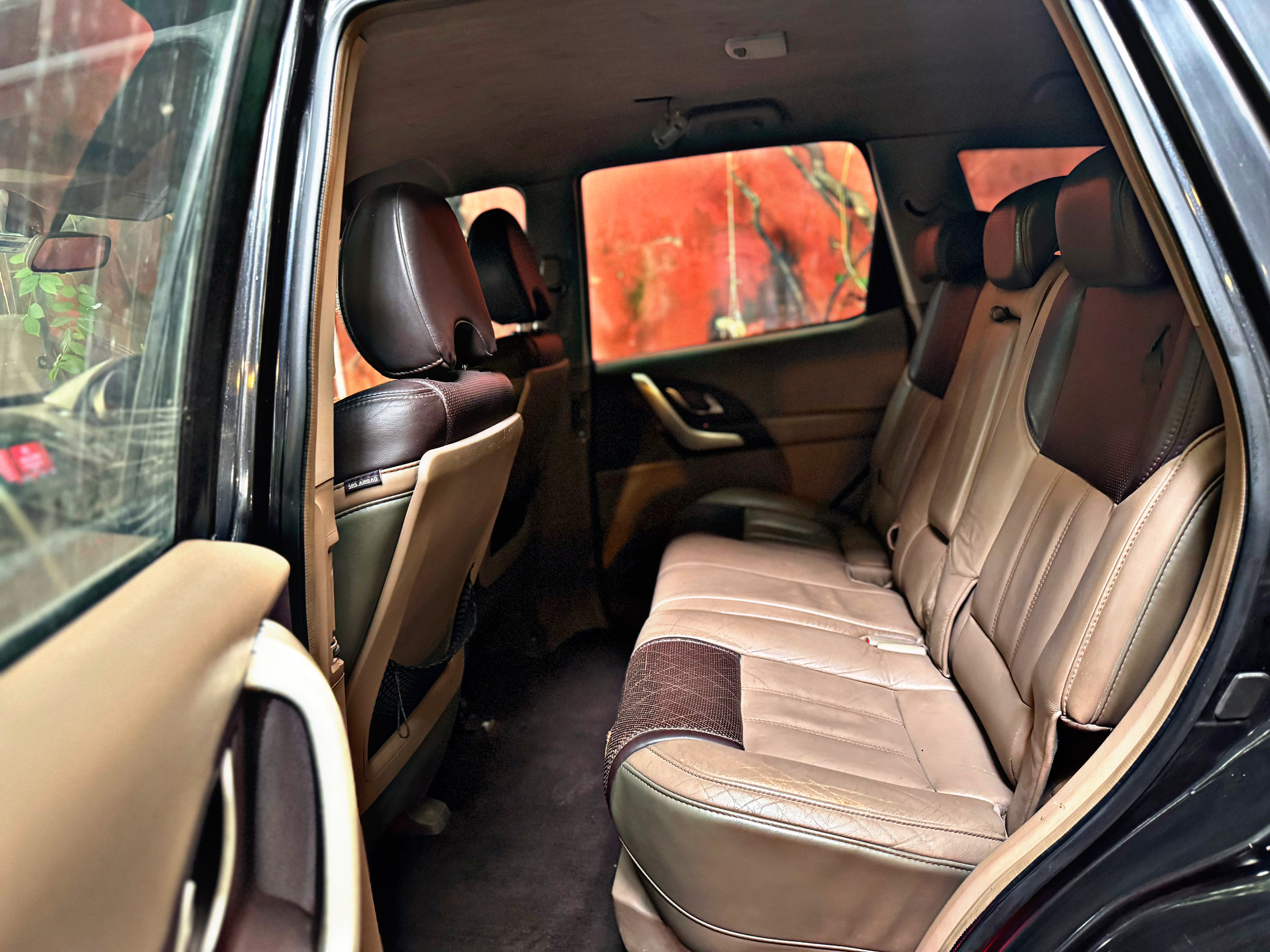 MAHINDRA XUV 500 (W8)