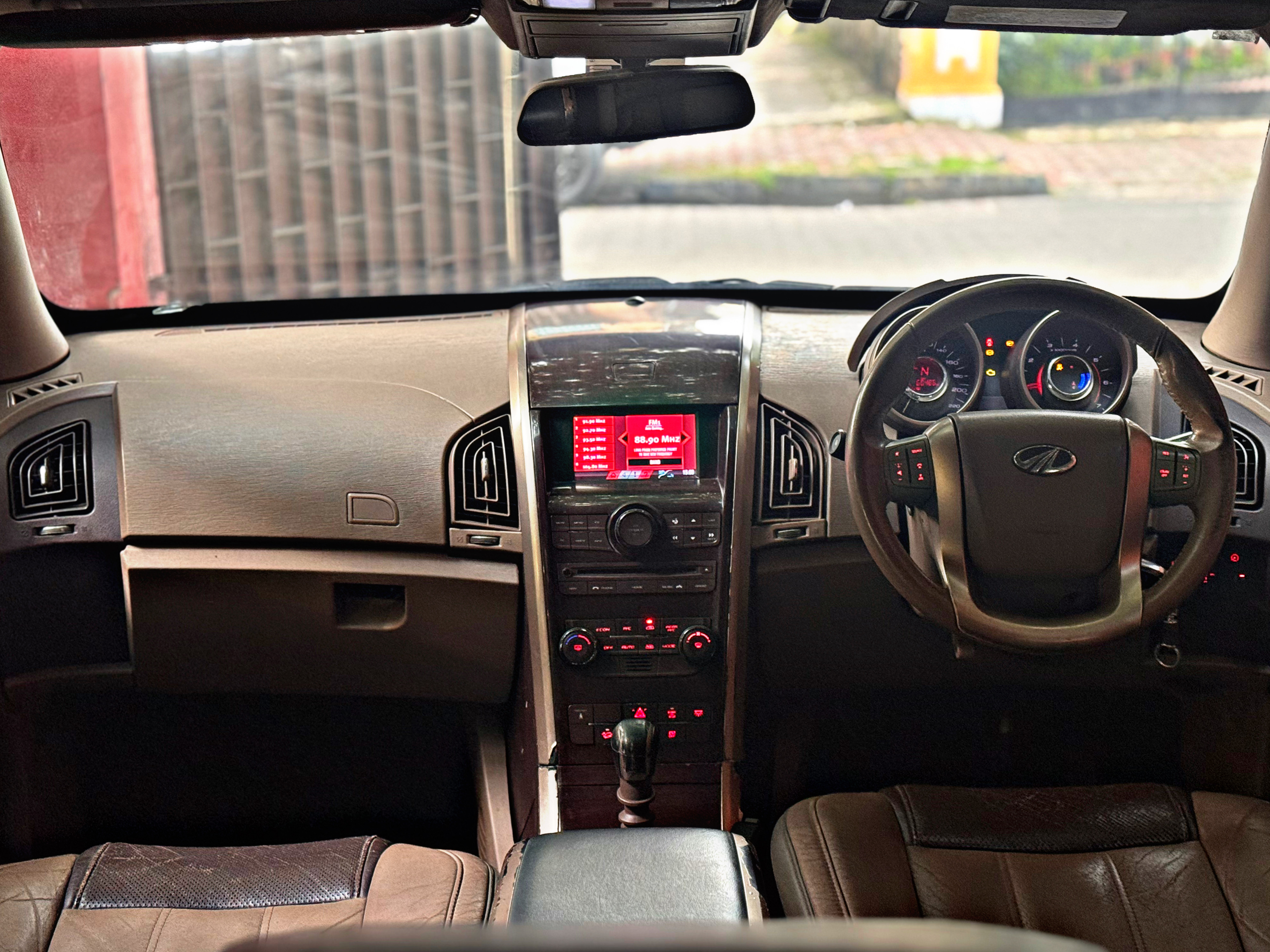 MAHINDRA XUV 500 (W8)