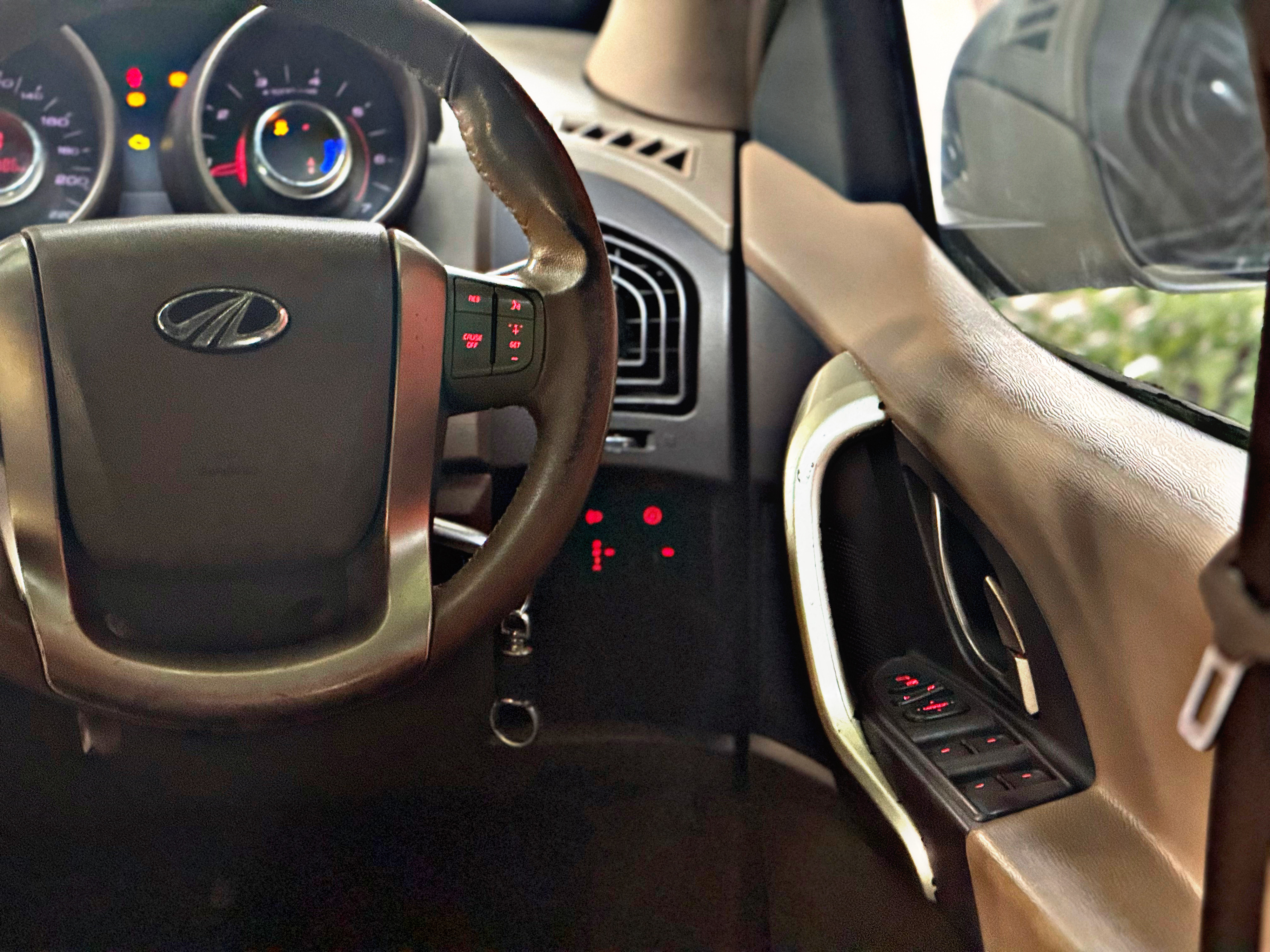 MAHINDRA XUV 500 (W8)