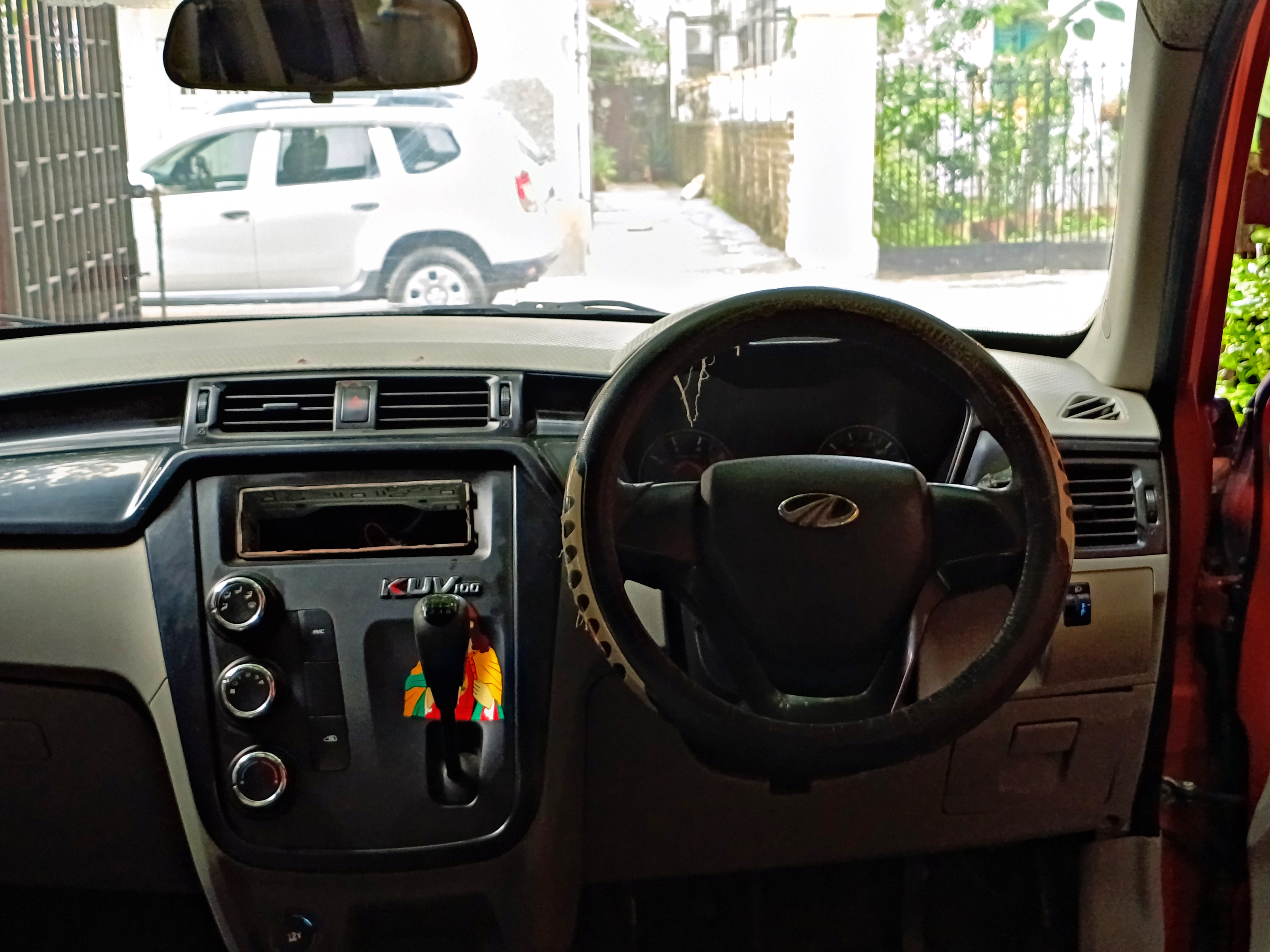 MAHINDRA KUV 100 (K4)